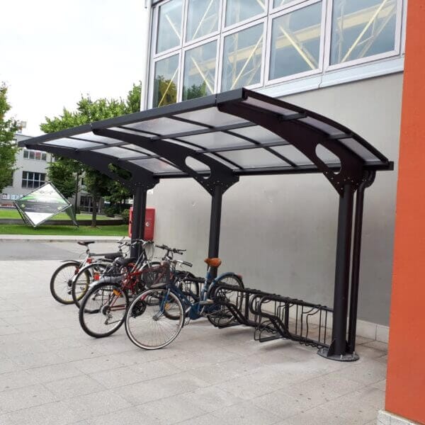 Stalen fietsoverkapping met polycarbonaat dak en geïntegreerd fietsenrek, ideaal voor bedrijven en openbare ruimtes.