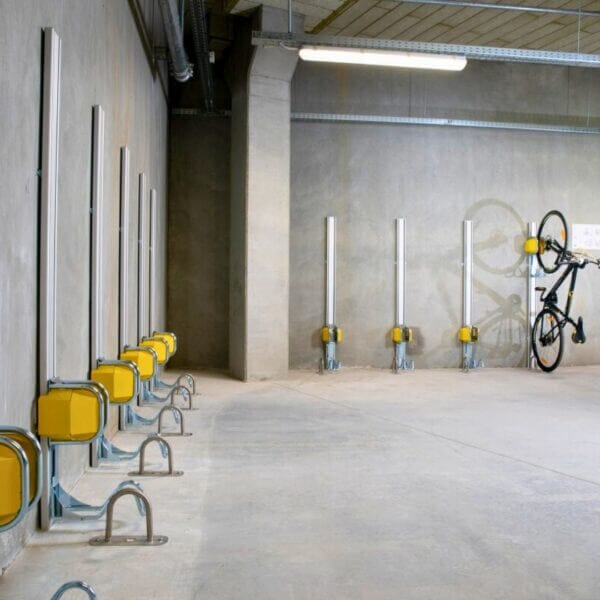 fietsparkeren-garage-verticale-fietsenrekken Muur fietsenrek in geplaatst in fietsenstalling