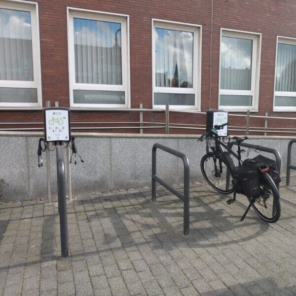 Fietslaadpunt voor E-bikes – Vrijstaand en Weerbestendig Vrijstaand fietslaadpunt met meerdere oplaadkabels, geschikt voor e-bikes en openbare locaties.