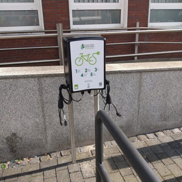 Vrijstaande Fietslaadpaal – Duurzaam Oplaadpunt voor E-bikes Vrijstaande fietslaadpaal met meerdere oplaadkabels, geschikt voor e-bikes en openbare ruimtes.