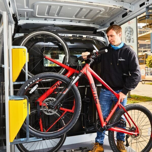 Fietsenrek bus met wandlift Wandmontage fietsenrek met verticale lift in bestelbus, geschikt voor meerdere fietsen naast elkaar