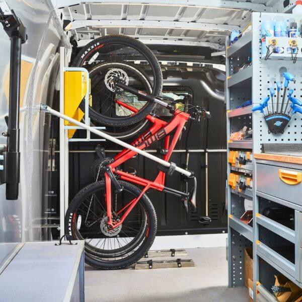 Verticaal fietsenrek voor sportfietsen in bus Fietsenrek met verticale lift en wandmontage in bus, geschikt voor veilig transport van sportfietsen