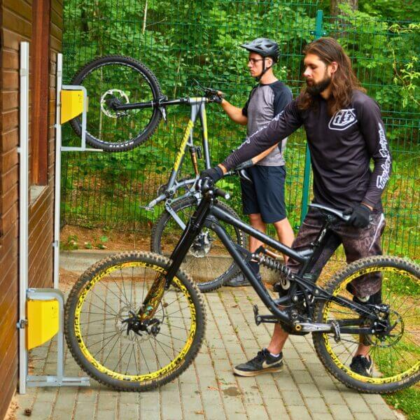 muurfietsenrek-voor-mountainbikes Verticale fietsenrekken met wandmontage buiten, geschikt voor mountainbikes, met lift in kleur geel