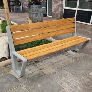 Parkbank van Umfeldt met betonnen onderstel en houten latten, geplaatst op een betegeld terras bij Landal