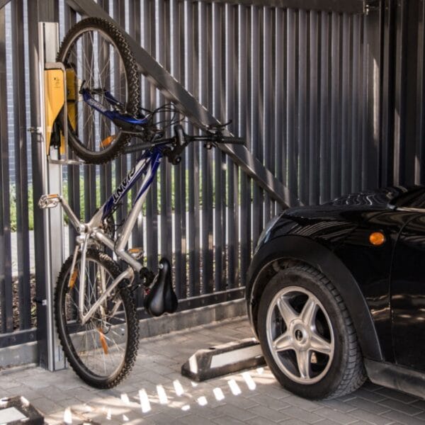 verticaal-fietsenrek-buiten-opslag Fiets verticaal opgehangen aan fietsenrek