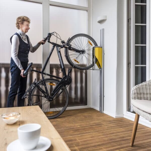 Fietsenrek met lift voor binnen gebruik Verticale fietsenrek binnen met muurbevestiging en lift