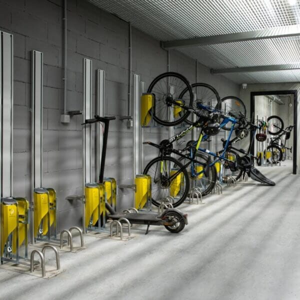 verticaal-fietsenrek-indoor-ophangsystemen Verticale fietsenrekken aan de muur met fietsen