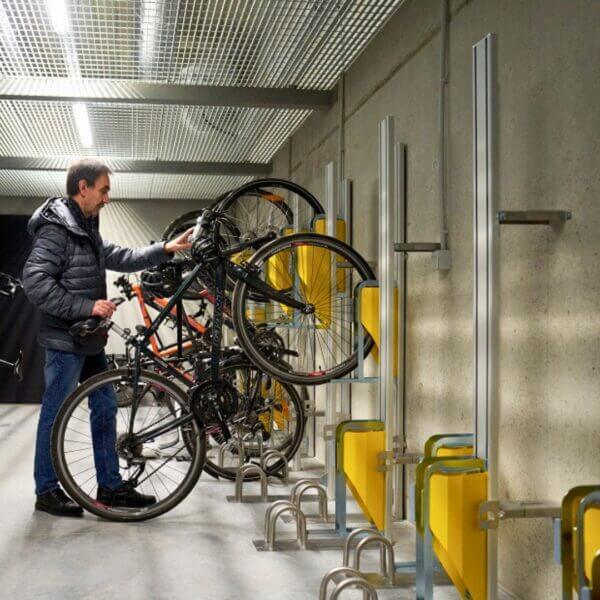 Fietsenrek met lift voor stallingen Verticale fietsenrekken met lift in overdekte stalling
