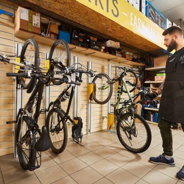 Fietsenrek muurmontage met fietslift Verticale fietsenrekken met muurbevestiging in werkplaats