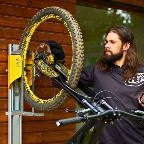verticale-fietsenstalling-met-berging Verticaal fietsenrek met muurbevestiging en lift