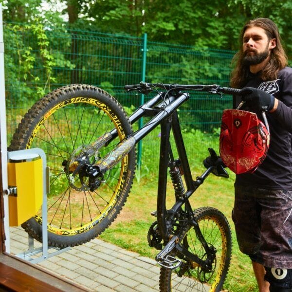 Verticaal fietsenrek met muurbevestiging Mountainbike in verticaal fietsenrek met lift