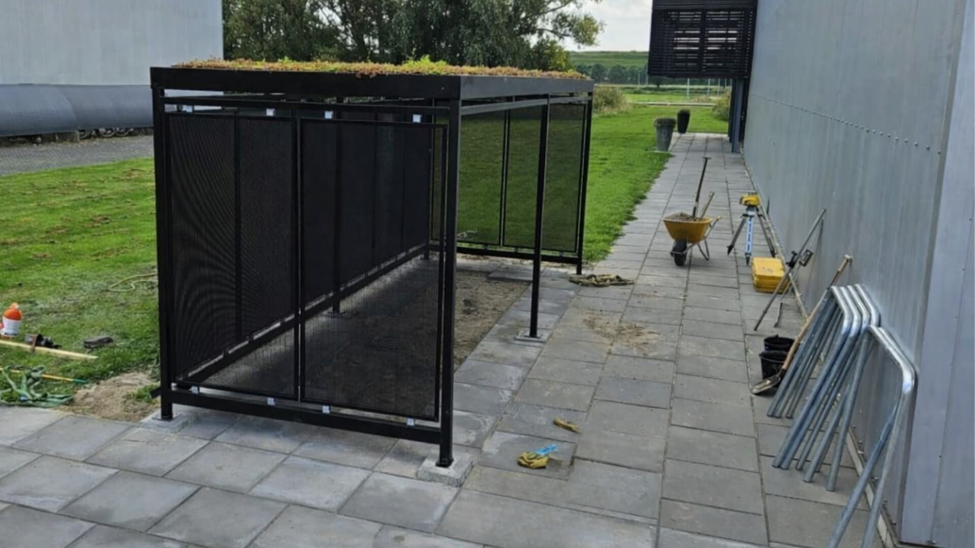 Fietsoverkapping met sedumdak bij bedrijf locatie met duurzame stalen fietsoverkapping en groen dak
