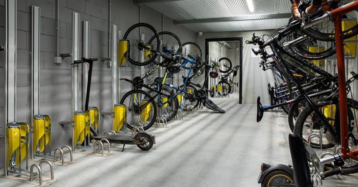 Verticaal fietsenrek voor efficiënte fietsparkeerruimte in garage met meerdere fietsen verticaal gestald