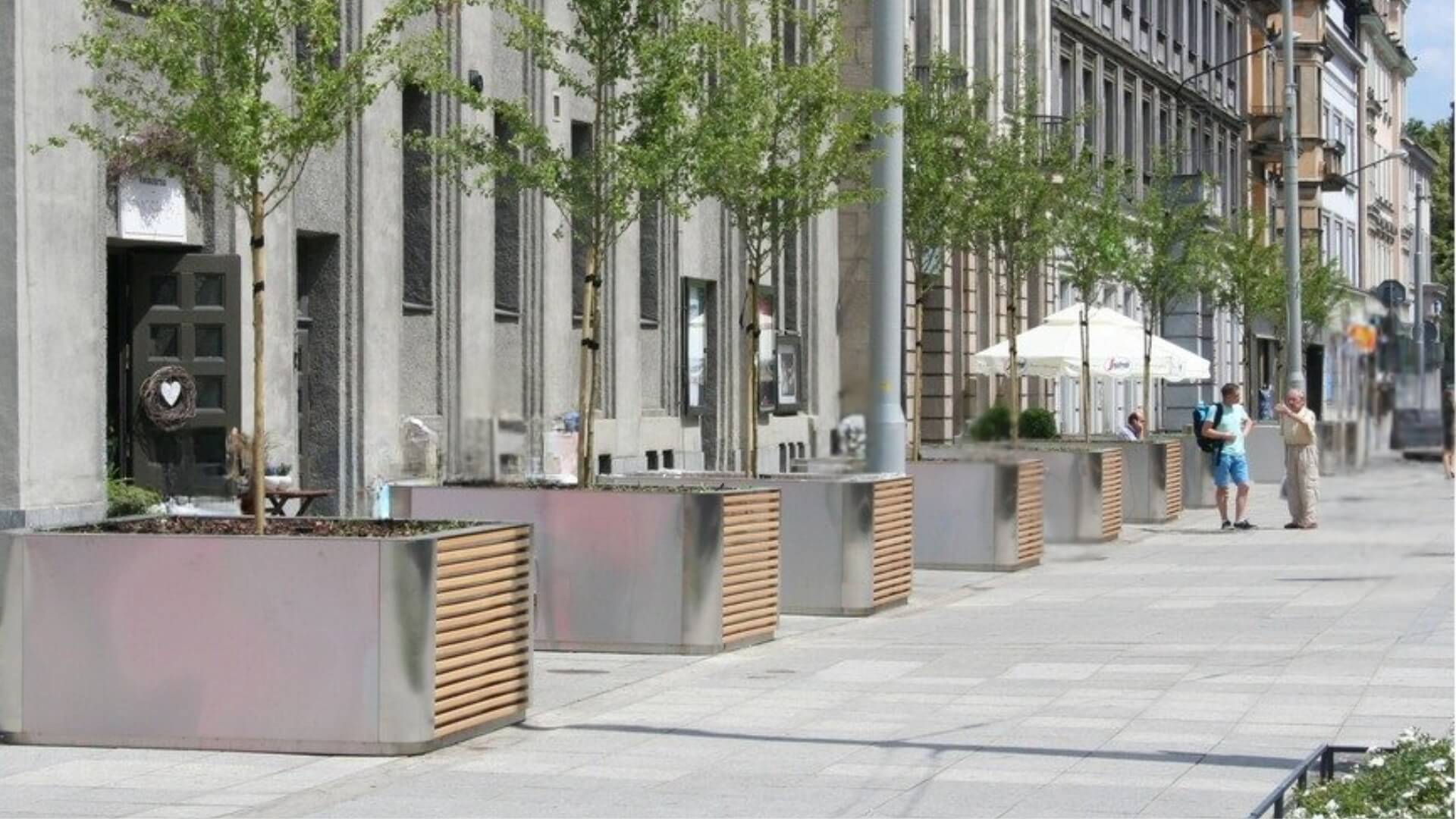 Plantenbak voor de openbare ruimte van hout en RVS met grote moderne plantenbakken langs stedelijke straat