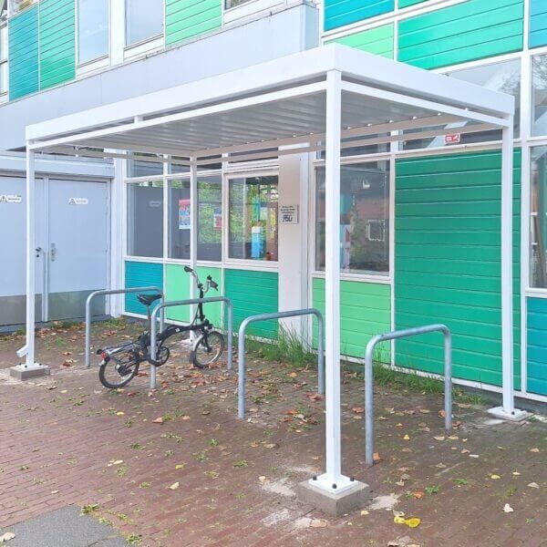 Fietsoverkapping RAL-9016 direct kopen Witte fietsoverkapping van Umfeldt met fietsnietjes bij basisschool in Almere, zonder zijwanden