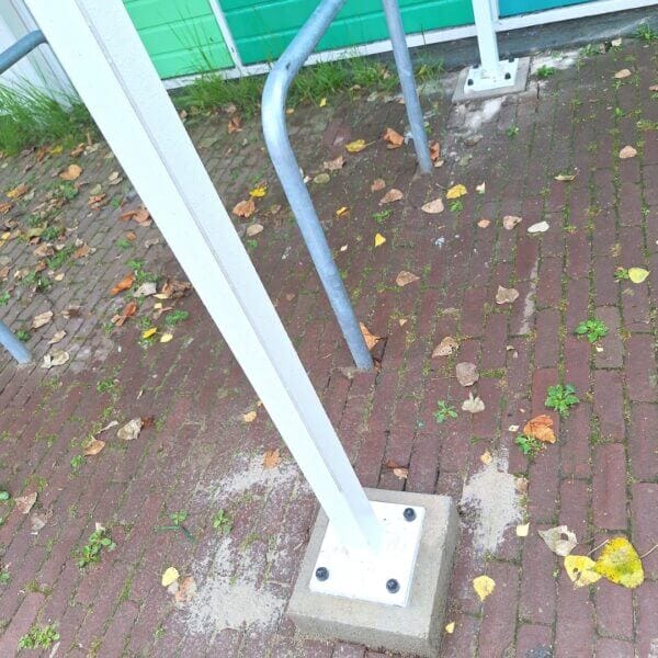 Fietsoverkapping inclusief montage kopen oetplaat van witte fietsoverkapping op betonpoer naast verzinkt fietsnietje, geplaatst in Almere