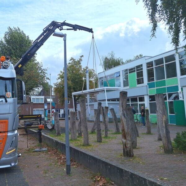 Fietsoverkapping voor school direct bestellen Plaatsing van witte fietsoverkapping door kraan bij een basisschool in Almere.
