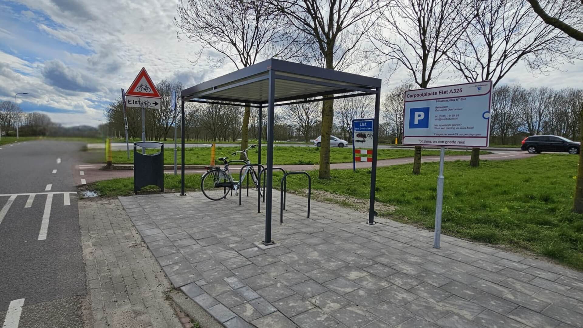 Zwarte fietsoverkapping met fietsnietjes bij carpoolplaats Elst A325, geplaatst door Umfeldt voor gemeente Overbetuwe
