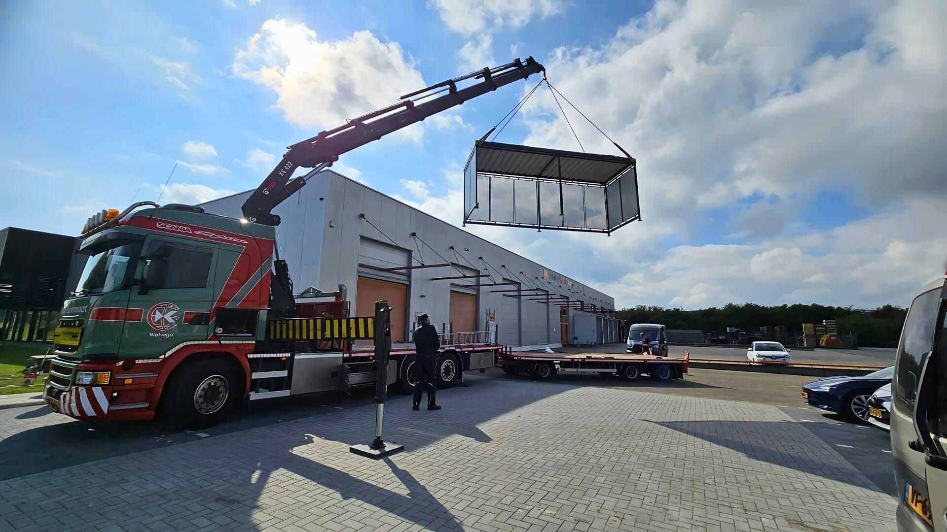 Fietsoverkapping Bonn 6m lang met geperforeerde stalen platen als wandafwerking inclusief fietsnietjes. Te bestellen via de website.