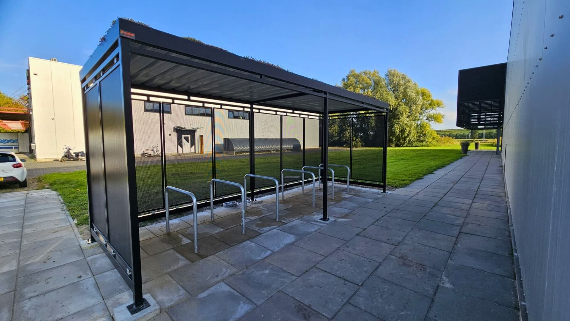 Rijwieloverkapping van staal in RAL-9005, geplaats bij een veilingkantoor in Groningen