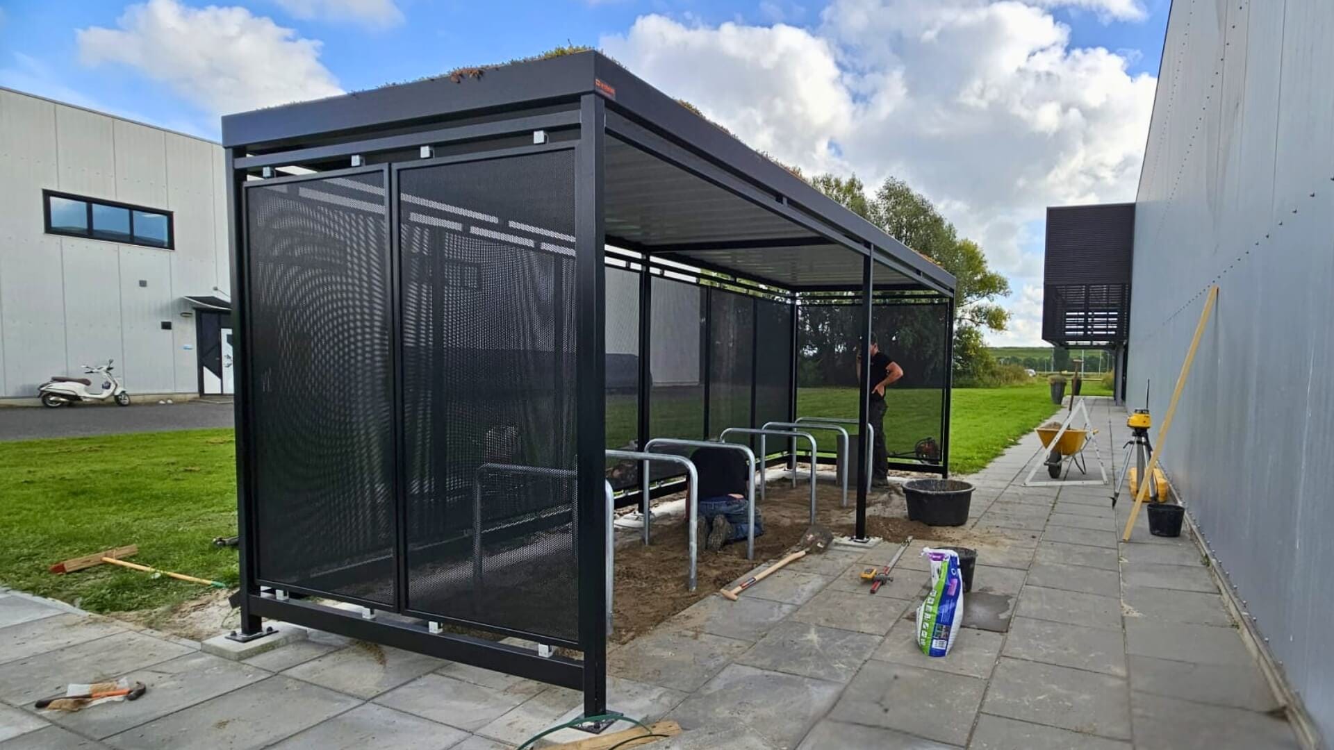 Fietsoverkapping inclusief plaatsing bij OVM in Groningen tijdens montage met stalen frame en zijpanelen