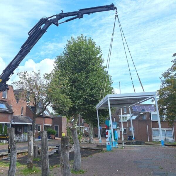 Rijwieloverkapping met montage kopen Plaatsing van witte fietsoverkapping door kraan bij een basisschool in Almere