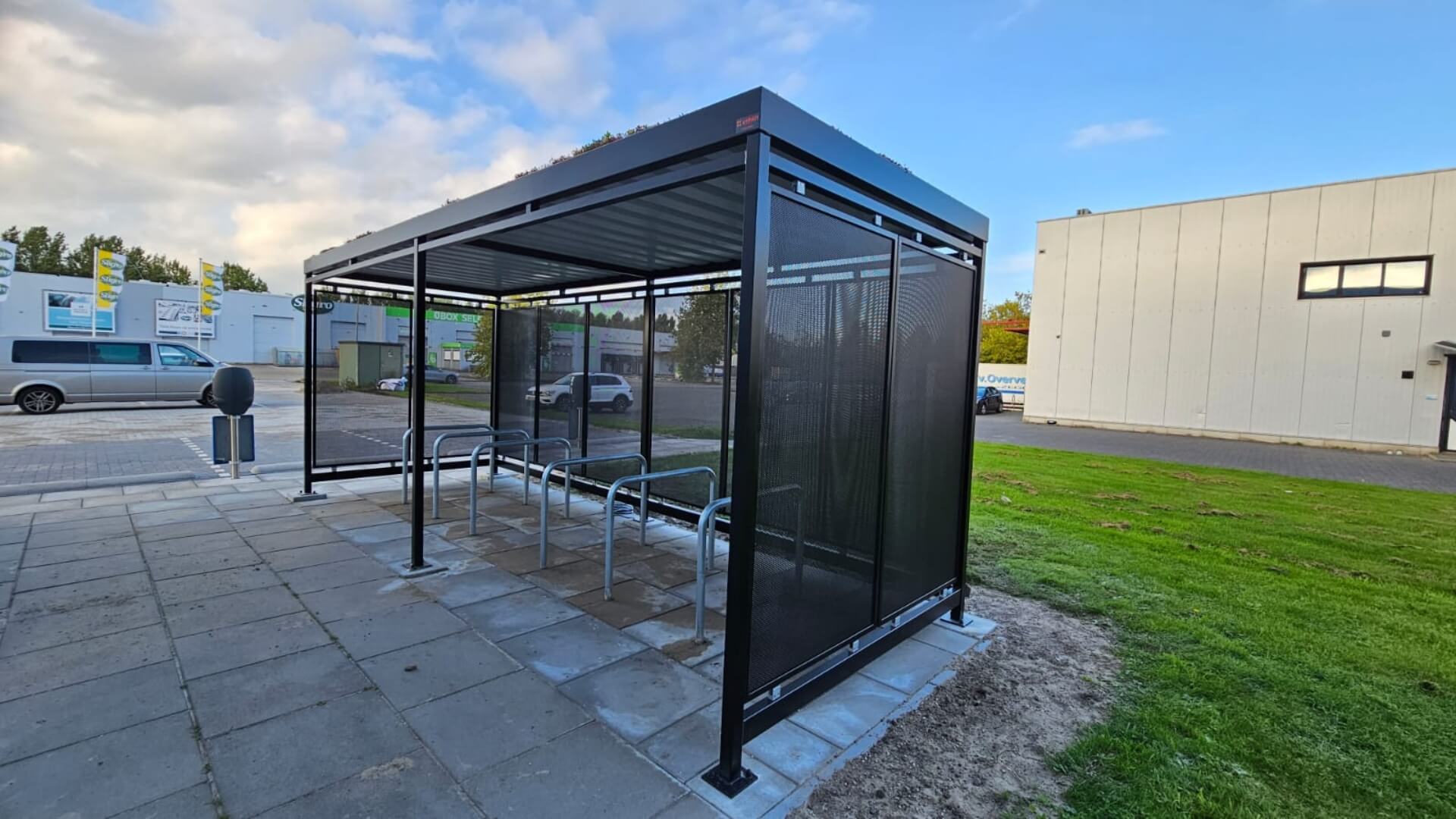 Overkapping voor fietsen, Bonn geplaatst bij online veilingmeester Groningen met fietsnietjes.