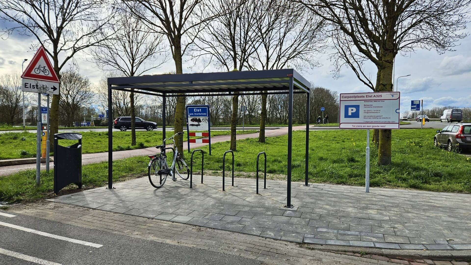 Rijwieloverkapping 4x2m met sedumdak en antracietkleurig frame, voorzien van praktische fietsnietjes.
