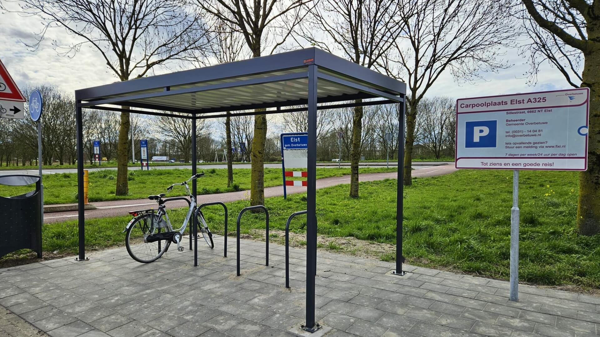 Rijwieloverkapping bij carpoolplaats Elst A325 met zwart stalen frame en vijf fietsnietjes, geplaatst door Umfeldt