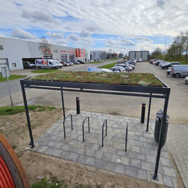 rijwielstalling-reitdiep-direct-online-bestellen Fietsoverkapping 4x2m met sedumdak en antracietkleurig frame, voorzien van praktische fietsnietjes voor veilige fietsparkeerplekken.