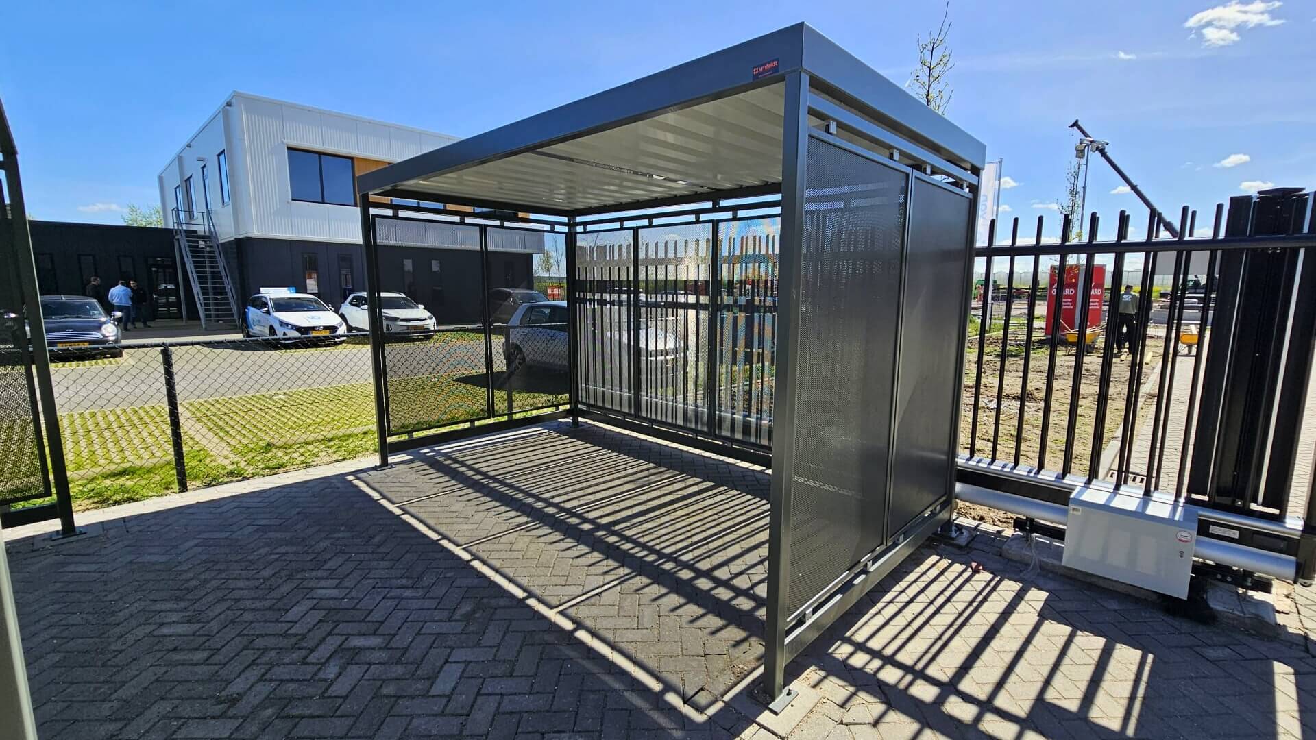 Fietsoverkapping 4x2m van staal met geperforeerde stalen wanden in antraciet. Duurzaam, modern en leverbaar in diverse maten en kleuren.