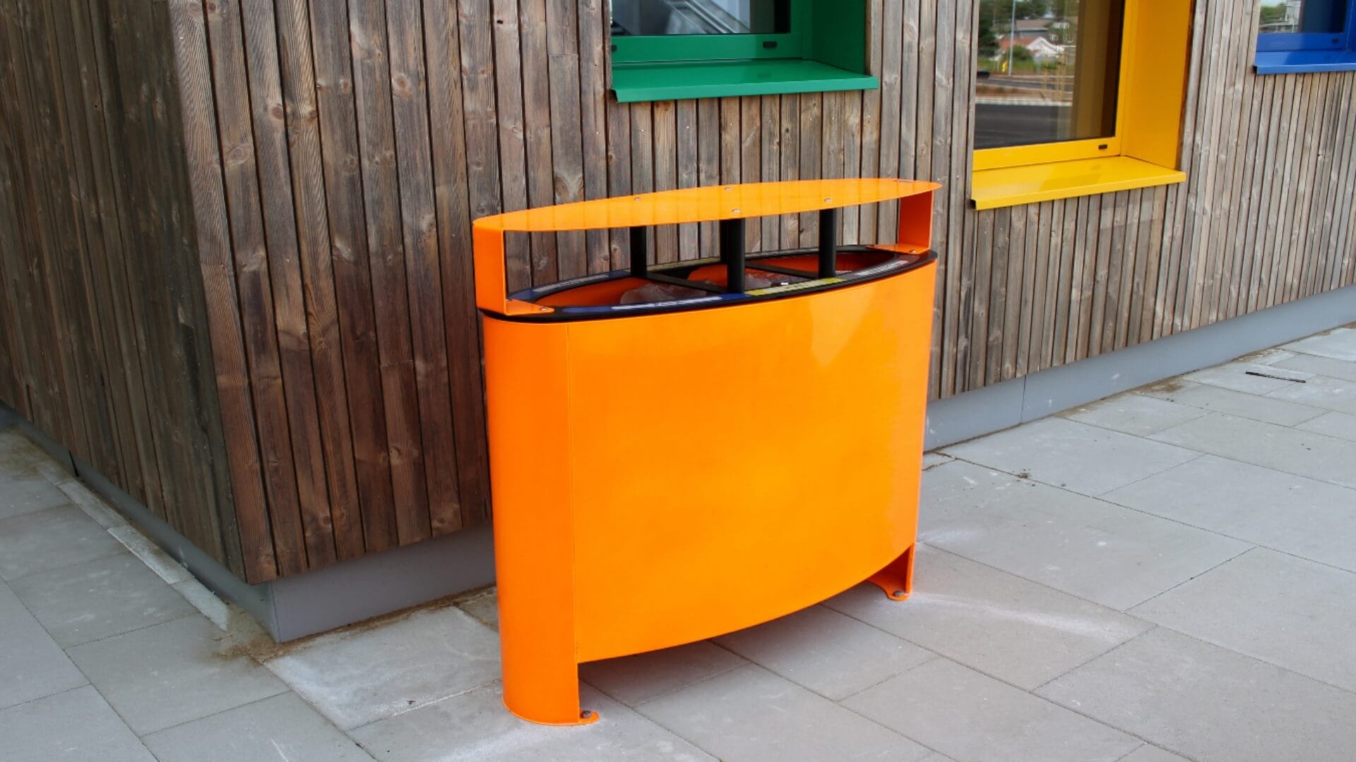 Oranje afvalscheidingsbak met drie bakken bij speeltuinvereniging, duurzaam straatmeubilair in RAL-kleuren