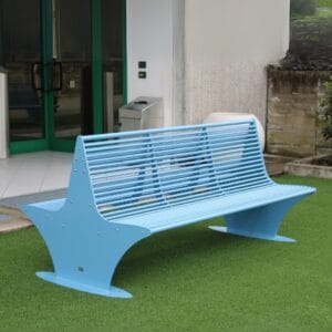 Stijlvolle dubbelzits parkbank van staal, perfect voor parken en pleinen. Verkrijgbaar in diverse kleuren en onderhoudsarm.