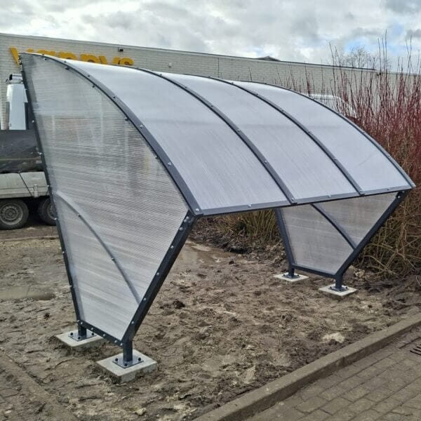 Fietsoverkapping bouwpakket met boogdak van polycarbonaat kopen Bouwpakket fietsoverkapping met boogdak van polycarbonaat en verzinkt stalen frame gemonteerd op betonpoeren