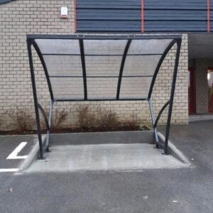 Kleine fietsenstalling van 2,5 meter in antraciet, met stevig metalen frame en transparant dak voor bescherming tegen weersinvloeden.