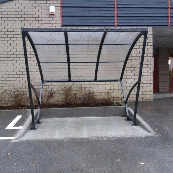 Kleine fietsenstalling van 2,5 meter in antraciet, met stevig metalen frame en transparant dak voor bescherming tegen weersinvloeden.