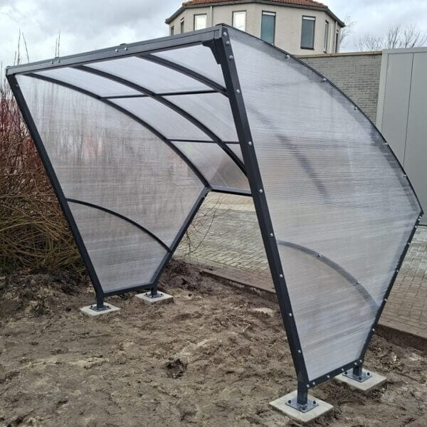 Kleine fietsoverkapping van 2,5meter kopen Kleine fietsoverkapping met gebogen dag van polycarbonaat en 2,5 meter breed.