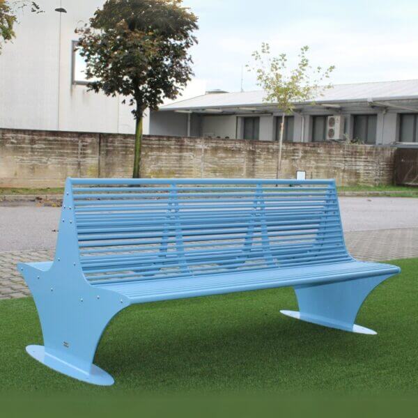 Blauwe dubbelzits buitenbank van staal voor de openbare ruimte. Stijlvol en duurzaam design, leverbaar in diverse kleuren en geschikt voor buitengebruik.