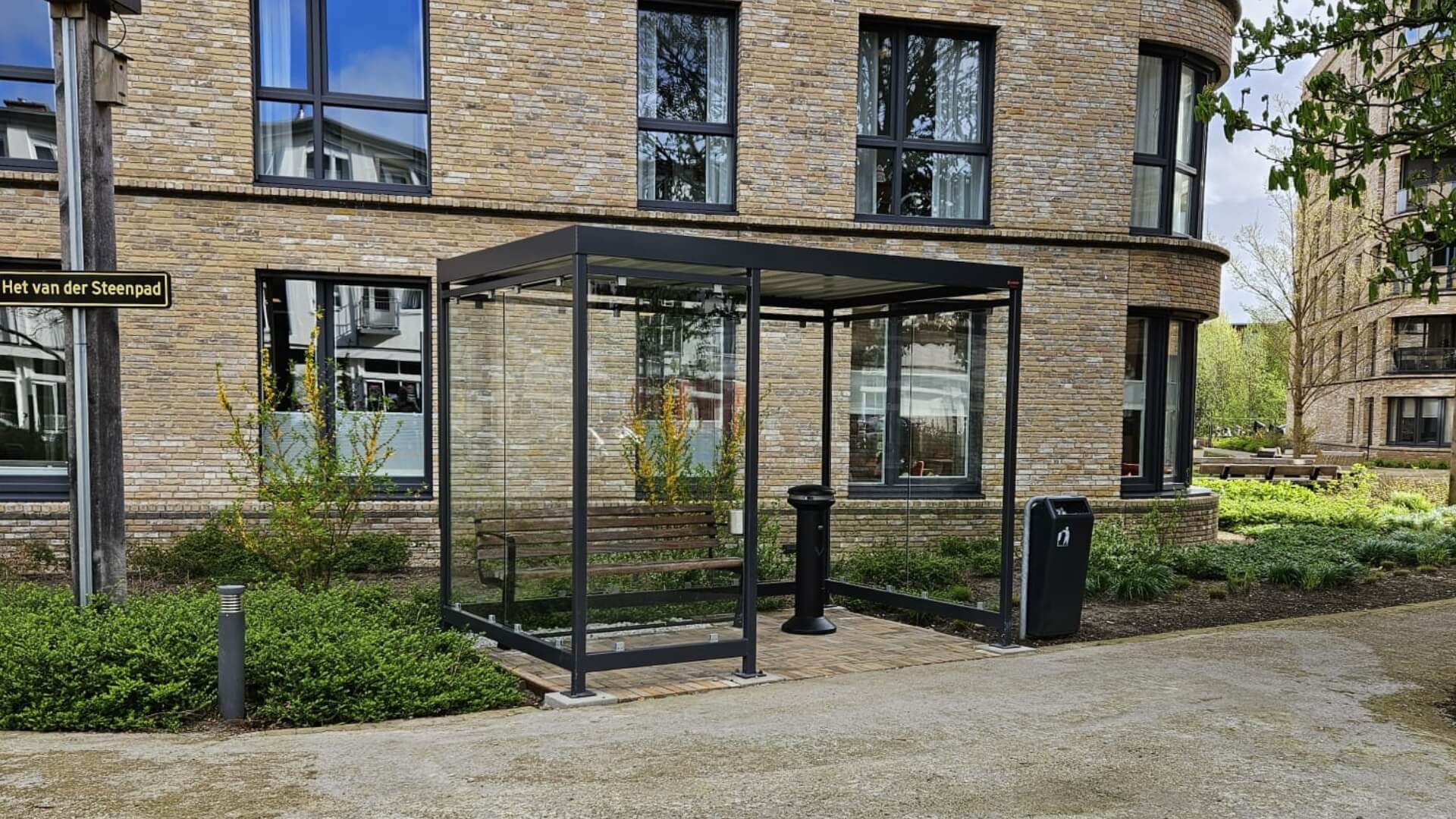 Rookoverkapping klein kopen, van staal en glas in antraciet, geschikt voor openbare ruimtes. Verkrijgbaar in diverse maten en RAL-kleuren.