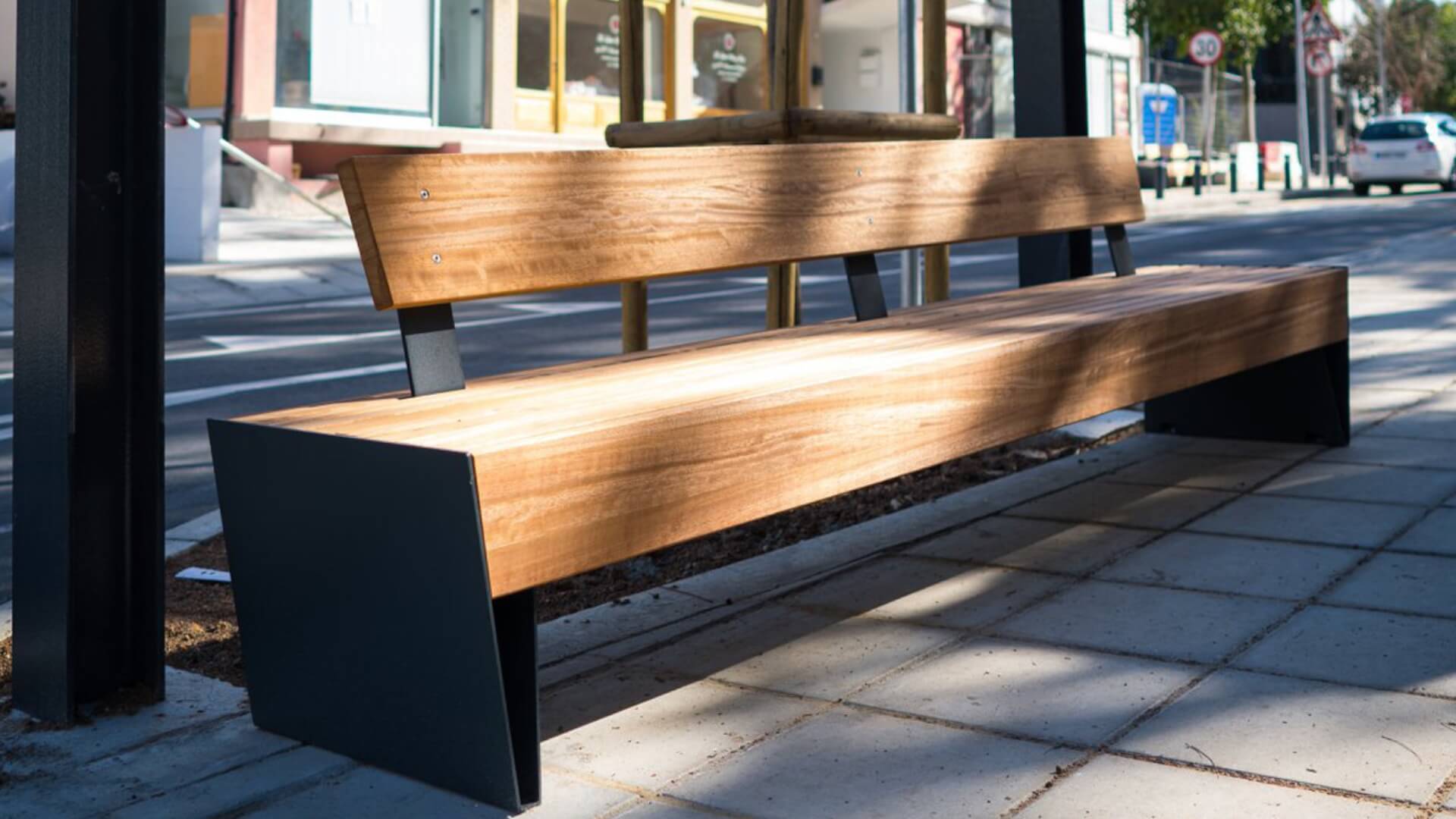 Buitenbank van staal en hardhout in openbare ruimte, duurzaam straatmeubilair met zitcomfort