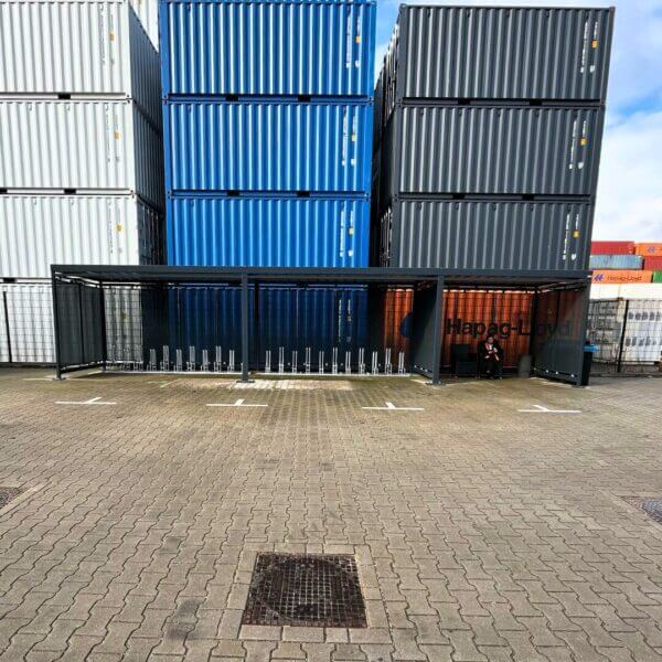 Moderne en stevige fietsoverkapping Duurzame fietsoverkapping laten plaatsen met antracietkleurige afwerking en robuuste constructie.