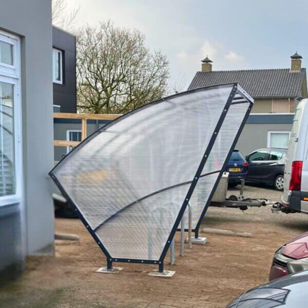 Fietsenstalling van staal direct online bestellen Fietsenstalling te bestellen met stevig zwart stalen frame en polycarbonaat dak, ideaal voor buitengebruik.