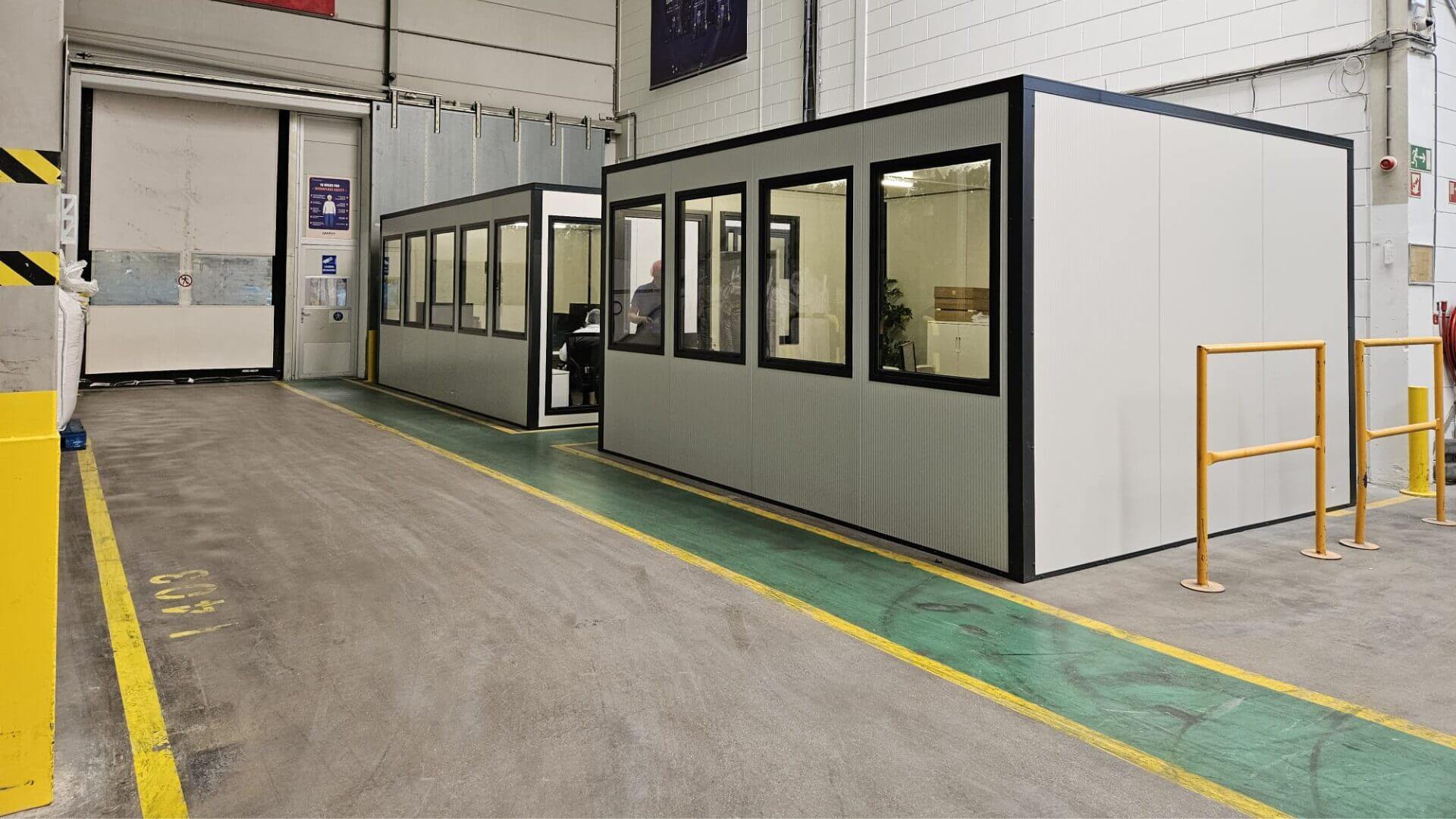 Kleine kantoorunit van 4x2 meter in een magazijnomgeving.