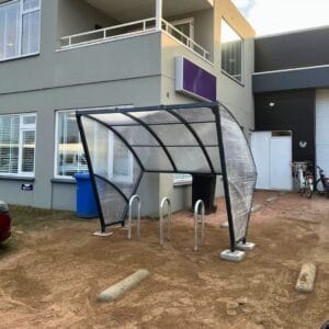 Kleine rijwieloverkapping geplaatst voor optimale bescherming tegen weer en wind.