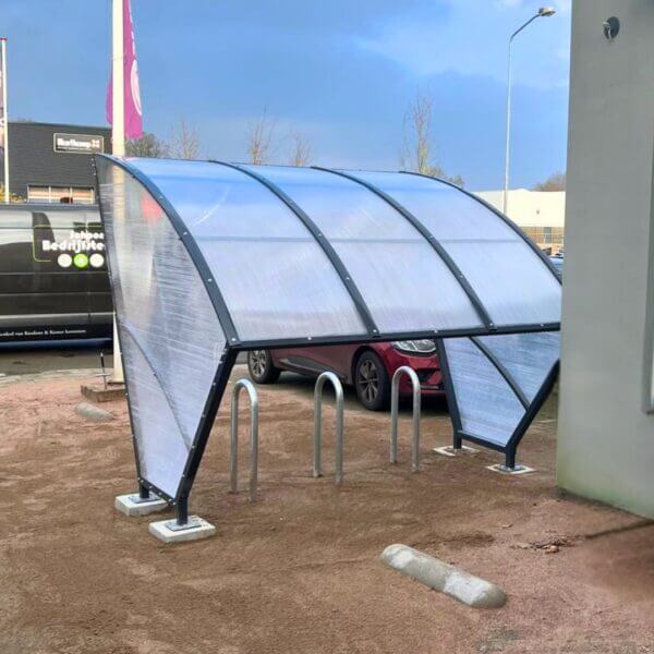 Compacte fietsoverkapping kopen Kleine fietsenstalling aanschaffen van zwart staal en polycarbonaat voor weerbestendige fietsopslag.