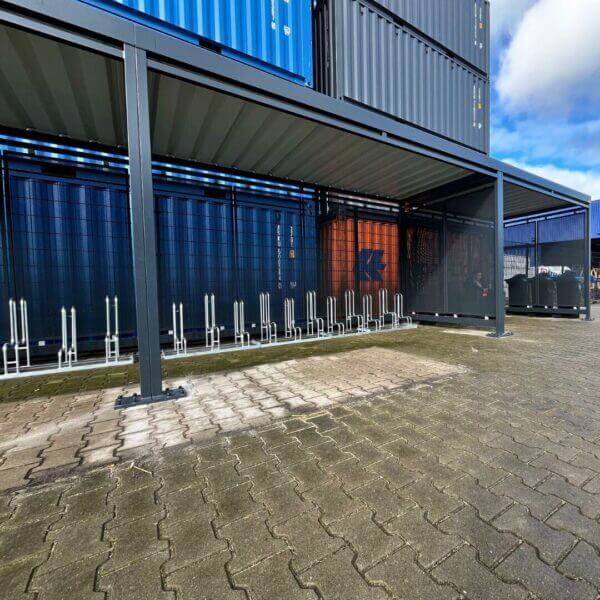 Duurzame fietsenstalling met rookruimte aanschaffen Fietsenstalling met stevig stalen frame, met geperforeerd staal. Gecombineerd met een rookabri voor bedrijven.