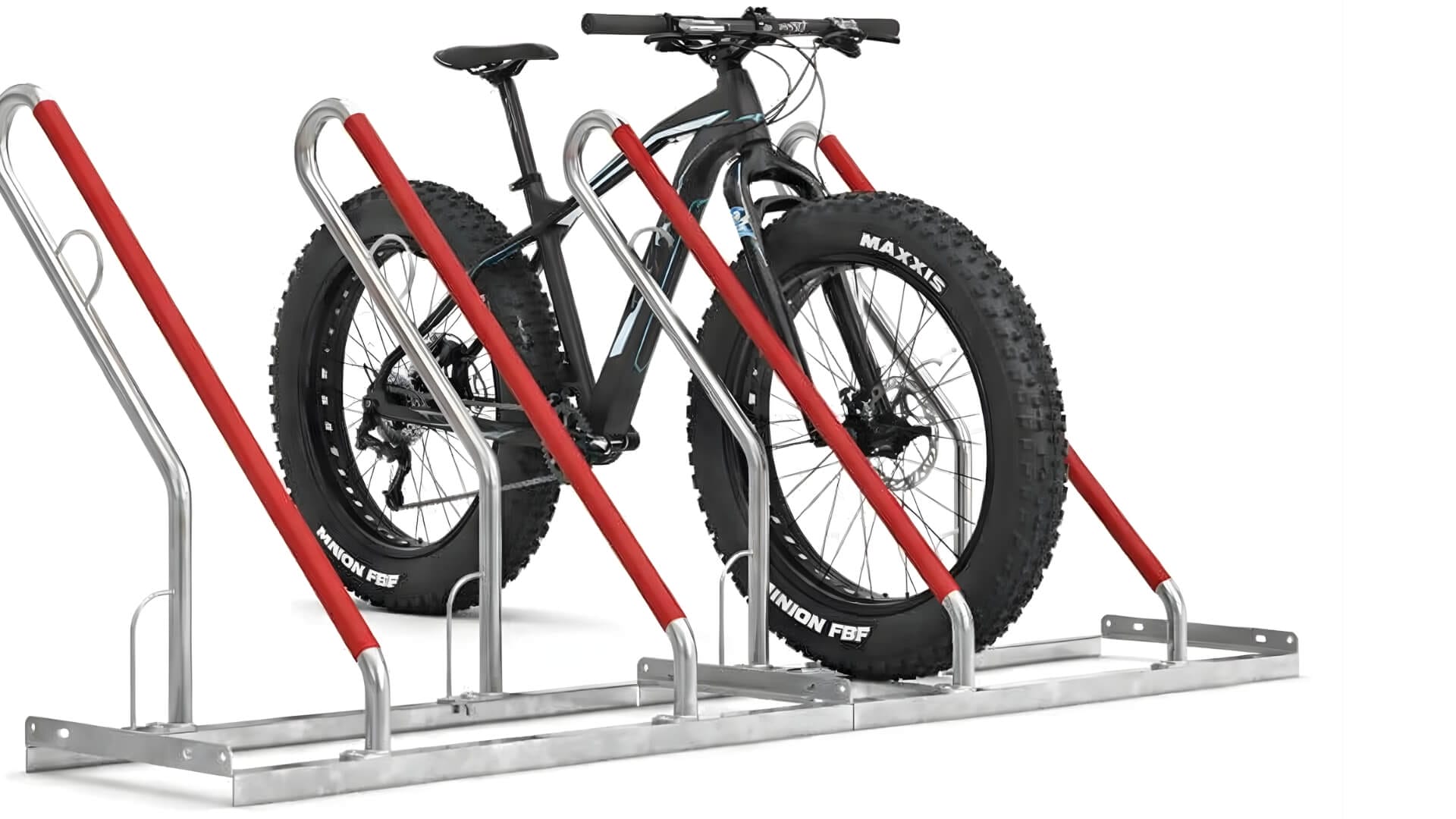 Fietsenrek voor fatbike met 500 mm tussenruimte en rubberen bescherming met daarin een fatbike gestald.