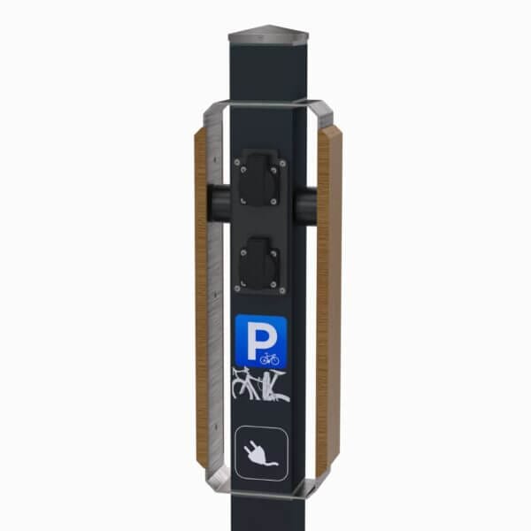 Oplaadpunt voor elektrische fietsen met twee aansluitpunten op een metalen paal voorzien van houten accenten en parkeericoon.