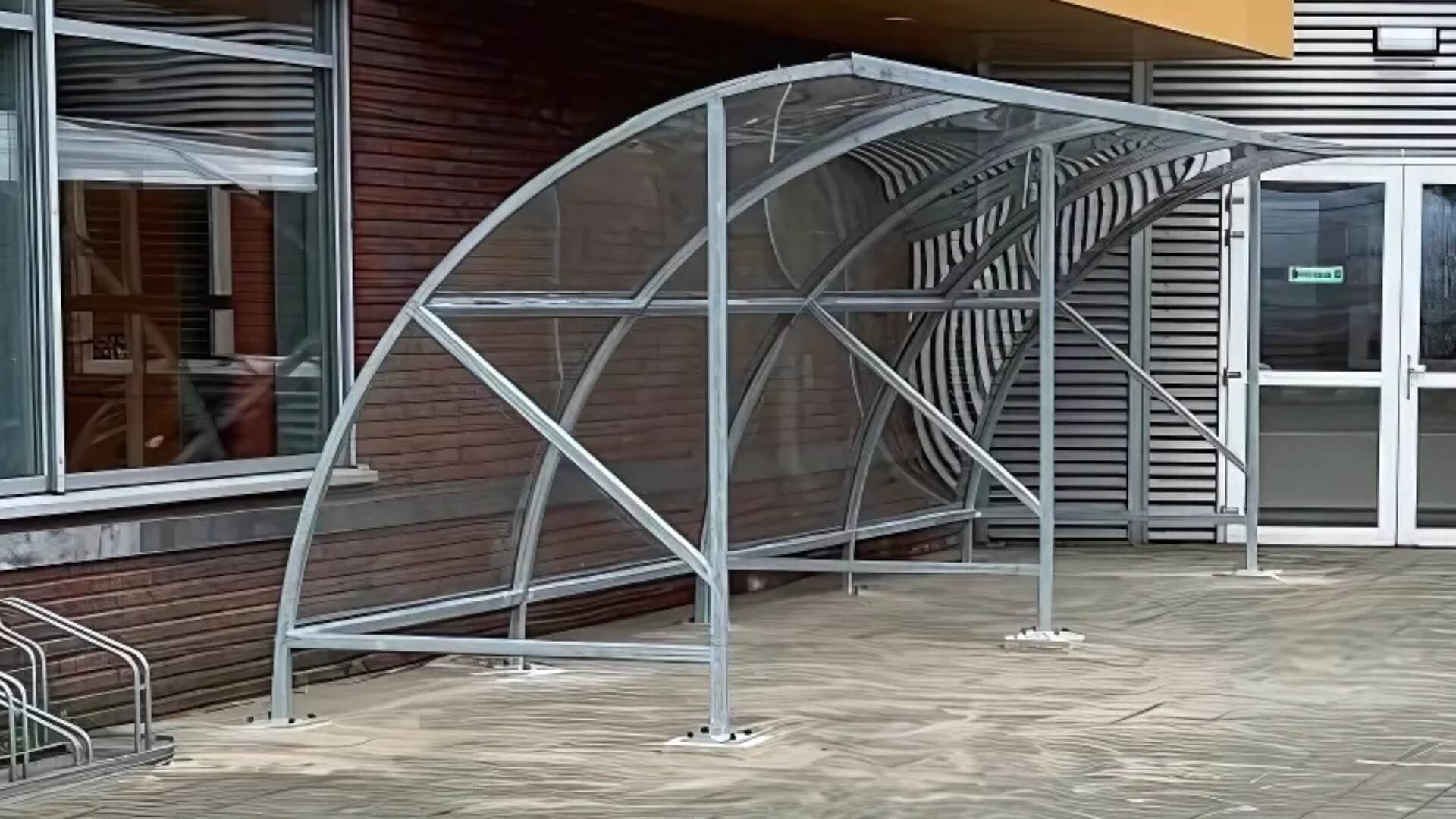 Fietsenberging bouwpakket met metalen frame en transparant dak