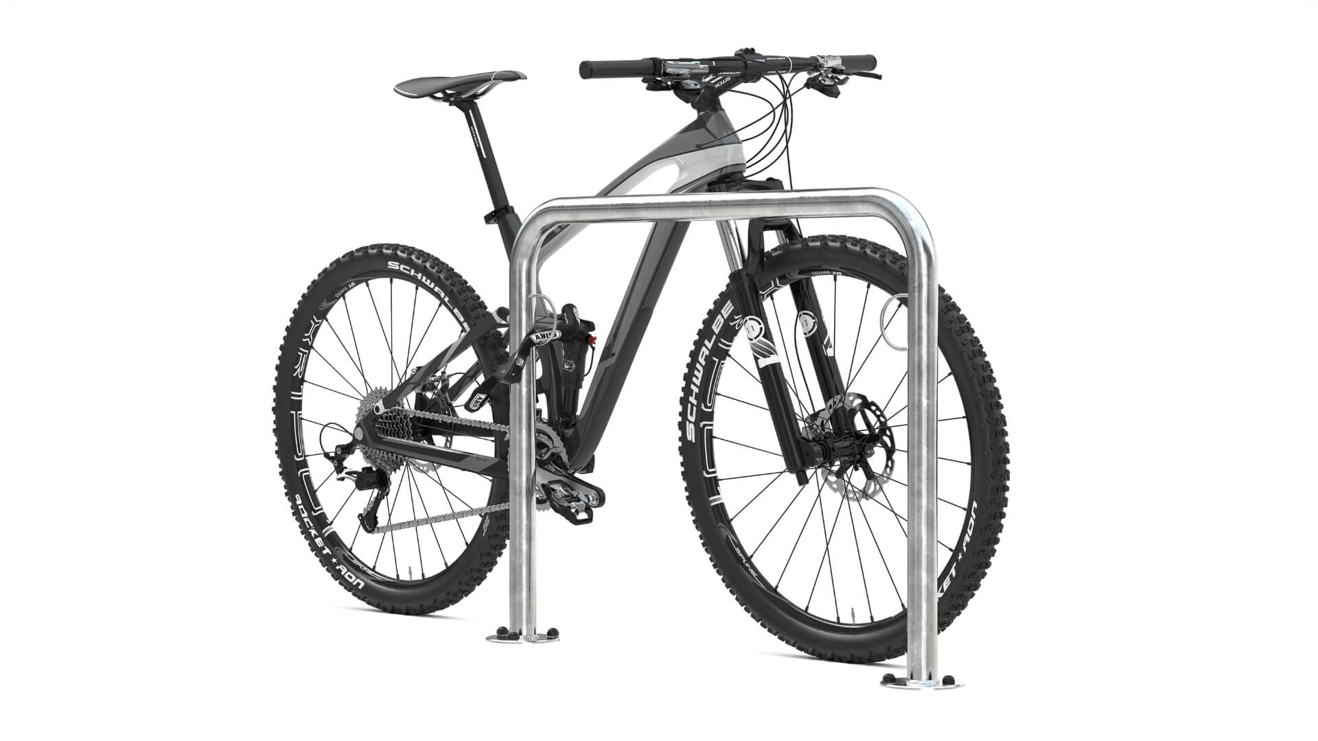 Fietsnietje RVS met voetplaat voor montage op maaiveld waar een mountainbike tegen aan staat.